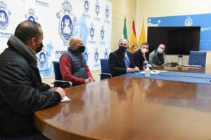 El alcalde destaca que el nuevo pliego de Playas de Algeciras dotará de estabilidad a 23 trabajadores