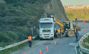 El Ayuntamiento interviene en la ladera de la carretera de El Faro que se desprendió en el temporal