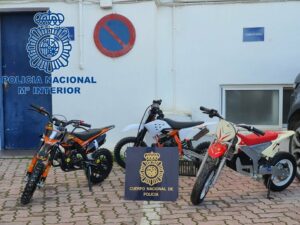 Detienen a tres personas por el robo en una tienda de motos de La Línea en un alunizaje