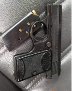 La Guardia Civil detiene a una persona que portaba un arma de fuego y un machete en su vehículo