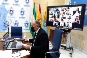 El PSOE acusa a Landaluce de "mofarse" del acento andaluz de la concejal Esperanza Montes