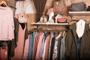 Calma Pura Vida, la apuesta tarifeña por el textil de temporada y personalizado, ahora también online