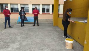 Ruiz supervisa las labores de mantenimiento que el Ayuntamiento realiza en el colegio Los Arcos