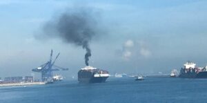 Nuevo episodio de contaminación en la bahía al caer en el mar hollín procedente de un buque