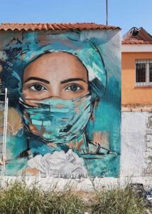 Un grafiti anónimo rinde homenaje en Algeciras a los trabajadores sanitarios por la pandemia