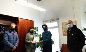 El Aula de Mayores 'Iulia Traducta' entrega a Sergio Pelayo su memoria 2019-2020