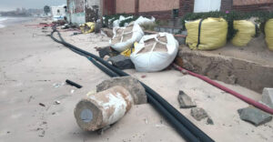 El temporal de levante deja una imagen devastadora en la playa de El Rinconcillo