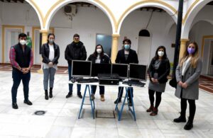 El Ayuntamiento entrega material informático reciclado a 'Victoria Kent' y 'Roja Directa'