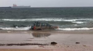 Un vehículo aparece encallado en la playa de El Rinconcillo