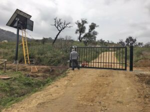 La Junta instala una cancela para evitar el paso de vehículos no autorizados al sendero de Valdeinfierno