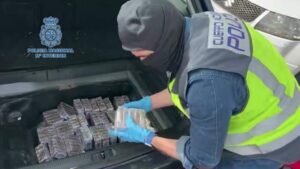 La Policía Nacional detiene a dos personas en Algeciras con 32 kilos de hachís en un vehículo