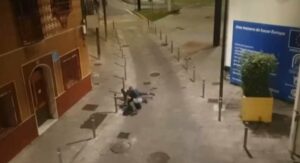 Una pareja agrede brutalmente a un anciano para robarle la mochilla en la calle Cayetano del Toro