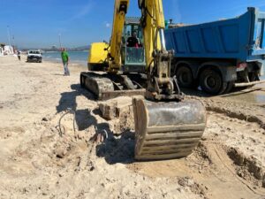 El Ayuntamiento retira 60 toneladas de restos en la playa de El Rinconcillo tras el último temporal