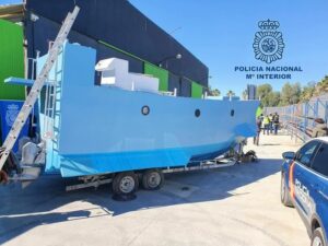 El 'narcosubmarino' presentado en Guadarranque tiene capacidad para transportar hasta 2 toneladas de droga