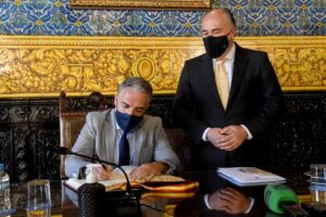 Bendodo pide al Gobierno un impulso para el tren y se compromete con el conservatorio 'Paco de Lucía'