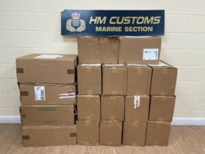 Aduanas de Gibraltar actúa contra el contrabando de tabaco y recupera fardos de cannabis del mar