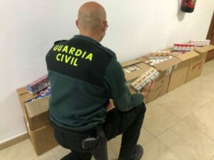 Detenidas dos personas e intervenidas más de 17.400 cajetillas de tabaco en San Roque y La Línea
