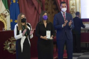 Victoria Kent recibe la Medalla de la Provincia en reconocimiento a su lucha por la igualdad