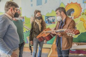 El proyecto 'Un niño, una guitarra' llega al instituto Bahía de Algeciras de San José Artesano