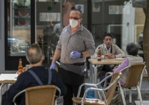El Campo de Gibraltar pasa a nivel 1 y aumenta el aforo en bares y restaurantes