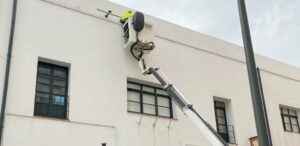 Comienzan a instalar proyectores para el alumbrado ornamental del Museo Municipal