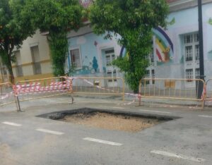 Una tubería de aguas residuales se rompe en la calle Fuentenueva tras el paso de una grúa