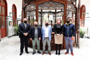 El inventor José Martí presenta al alcalde su patente de sistema para silenciar relojes monumentales