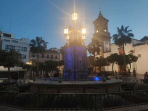 La fuente de la plaza Alta se tiñe de azul con motivo del Día Mundial del Autismo