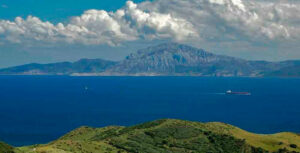 Un velero rescata a un menor marroquí en una pequeña balsa en aguas del Estrecho