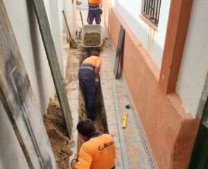 EMALGESA ejecuta una nueva conexión en la playa del Rinconcillo para retirar las tuberías antiguas