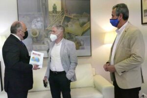 Manuel Poyatos presenta al alcalde su libro 'Bien Vas. Palabras inolvidables de la abuela de Lolo'