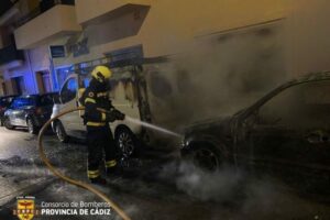 Bomberos sofocan el incendio de seis coches aparcados en la calle en Los Barrios
