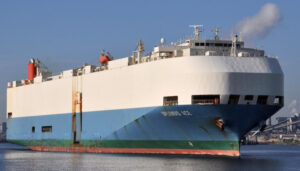 Evacuado un tripulante de un buque a 30 millas de Punta Europa tras dar positivo en Covid-19