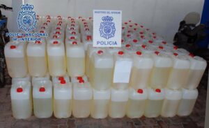 Intervenidos 4.400 litros de gasolina en el interior de un garaje en un bloque de viviendas en La Línea