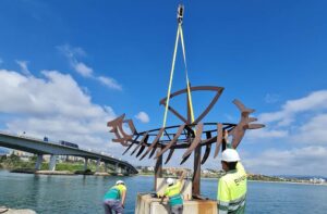 Trasladan a El Saladillo la estatua del barco de la cueva de la Laja Alta de Jimena