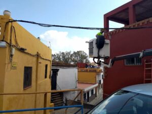 El Ayuntamiernto renueva el alumbrado de la calle Noria, en la barriada de La Piñera