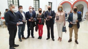 El alcalde destaca el impacto cultural que ha generado la Micro Feria del Libro en la ciudad