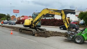 El Ayuntamiento comienza la renovación del ajardinamiento de la mediana de la Carretera Getares