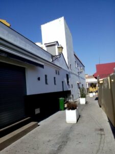 Alumbrado sustituye e incorpora farolas en la calle Cabo San Antonio del Rinconcillo para mejorar la iluminación