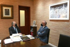 El alcalde estrecha los lazos de colaboración con el director de Carrefour Las Palomas