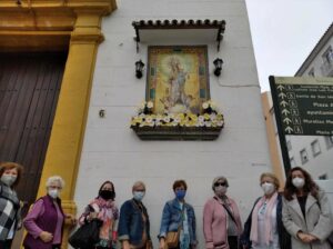 Vecinas del barrio del Carmen recuperan la tradición de colocar flores a la Virgen