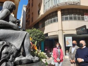 El alcalde rinde homenaje a las madres con una ofrenda floral en el Monumento a la Maternidad