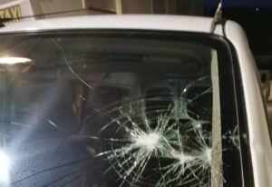 Los taxistas denuncian que vienen recibiendo pedradas desde hace meses en la ronda Paco de Lucía