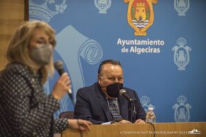 Paco Cepero desgrana su trayectoria artística en una charla coloquio con el periodista Juan Garrido