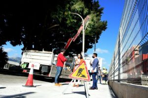 El Ayuntamiento renueva el alumbrado en la rotonda de acceso a la estación de Renfe