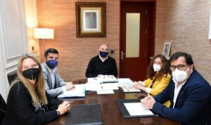 La asociación RecreArte expone al alcalde su trabajo de revitalización del barrio del Carmen