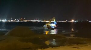 Los movimientos de arena en El Rinconcillo se realizan de noche para facilitar el uso de la playa