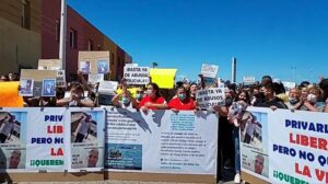 Centenares de personas piden justicia en La Atunara por la muerte de los dos linenese ahogados