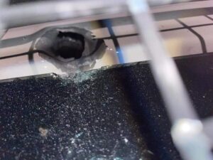 La Línea sufre una nueva madrugada de graves disturbios con un impacto de bala en un coche policial