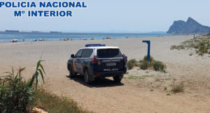La Policía Nacional salva la vida de un hombre en la playa de la Torre, en La Línea